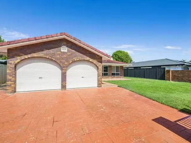 Unique 4 BR 17 Willis Court, Mermaid Waters, QLD 4218