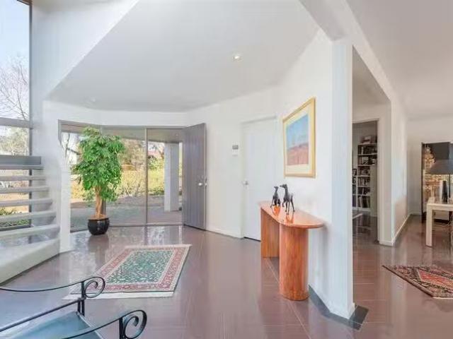 Deal! 4 BR 19 Pindari Crescent, O'malley, ACT 2606