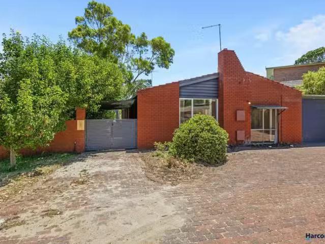 Charming 4 BR 20 Arundale Crescent, WEMBLEY DOWNS, WA 6019 H.