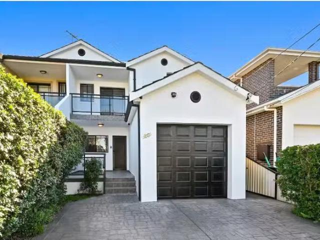 Deal! 4 BR 20 Ferndale Road, Revesby Townhouse for rent Liste.