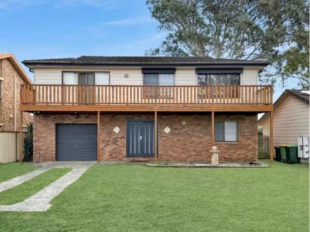 Cozy 4 BR 21 Ravenswood Street, Mannering Park House for rent.