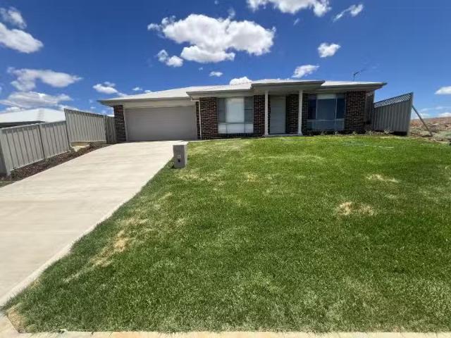 Charming 4 BR 25 Chrisbrook Terrace, DUBBO House for rent Lis.