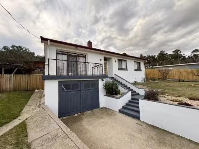 For Rent! 4 BR 25 Mulach Street, COOMA House for rent Listed.