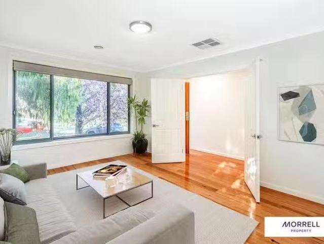 Nice 4 BR 29 Mcnicoll Place, Hughes, ACT 2605