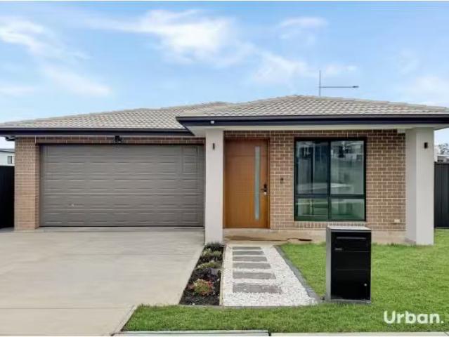 Unique 4 BR 2 Fitzwater Avenue, Leppington House for rent Lis.