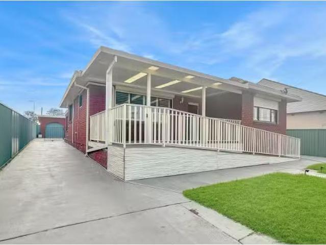 Rental! 4 BR 304 Shellharbour Road, Barrack Heights House for.