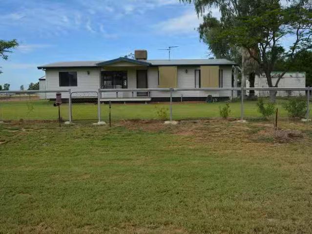 Nice 4 BR 32 Garden Street, Blackall, QLD 4472