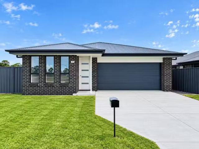 Deal! 4 BR 32 Flourish Way, BELLBIRD House for rent Listed by.
