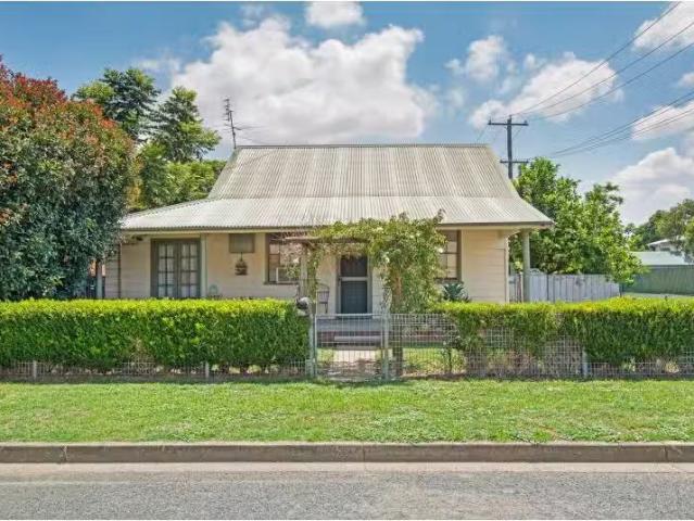 Cozy 4 BR 33 Bathurst Street, SINGLETON House for rent Listed.