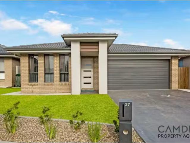 Charming 4 BR 37 Fleming Street, SPRING FARM House for rent L.