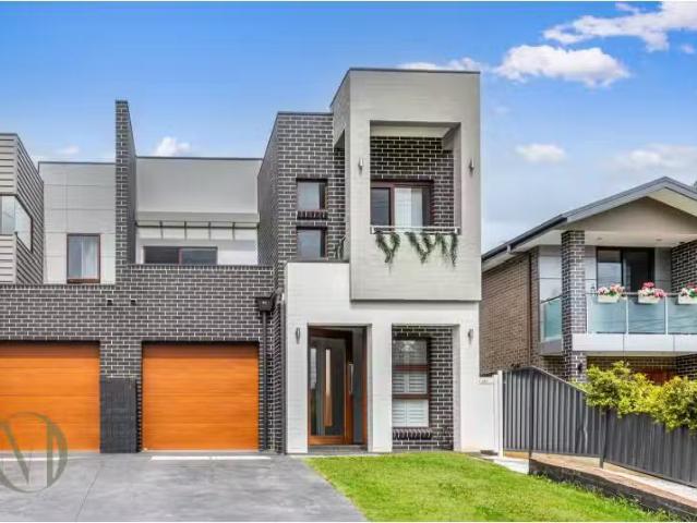 Cozy 4 BR 477 Kissing Point Road, Ermington Townhouse for rent.