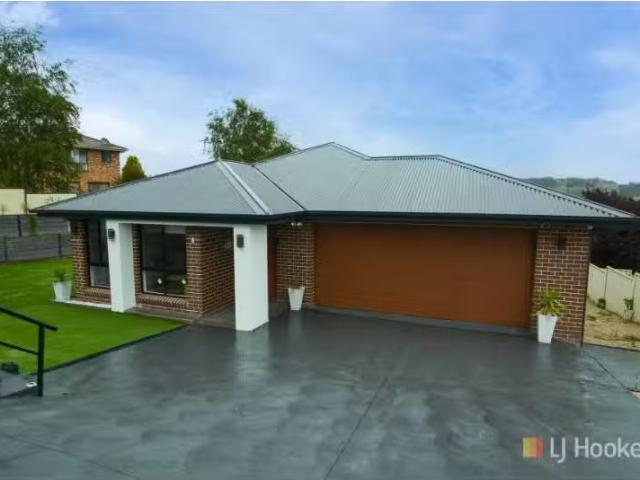 For Rent! 4 BR 4 Woodlands Drive, Lithgow House for rent List.