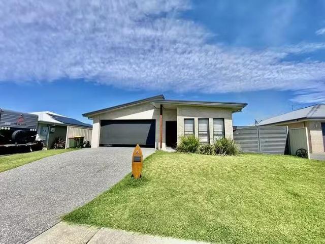 Cozy 4 BR 5 Trevally Avenue, Old Bar, NSW 2430