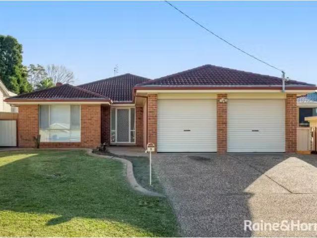 Charming 4 BR 5 Chifley Road, MORISSET PARK House for rent Li.