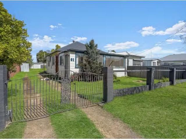 Just in! 4 BR 61 Mount View Road, Cessnock House for rent Lis.