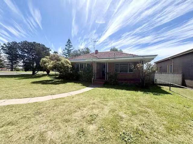 Cozy 4 BR 63 Peel Terrace, Busselton, WA 6280