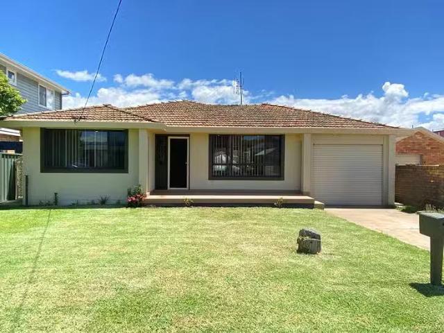 Unique 4 BR 78 Kurrajong Street, Windang, NSW 2528