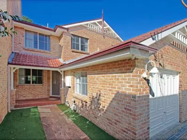 Rental! 4 BR 96/183 St Johns Avenue, Gordon Townhouse for rent.