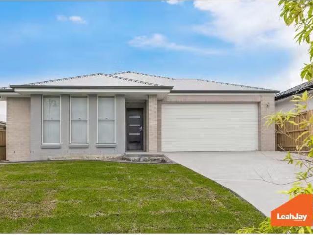 Just in! 4 BR 9 Watervale Circuit, Chisholm House for rent Li.