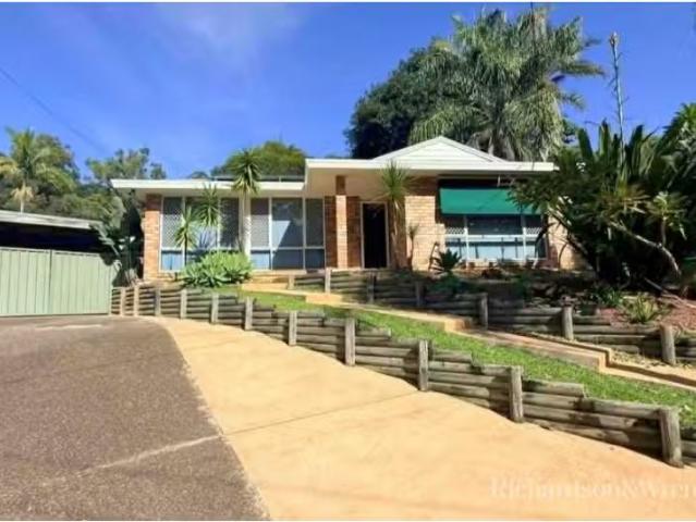 Unique 4 BR 9 Jopson Close, Umina Beach House for rent Listed.