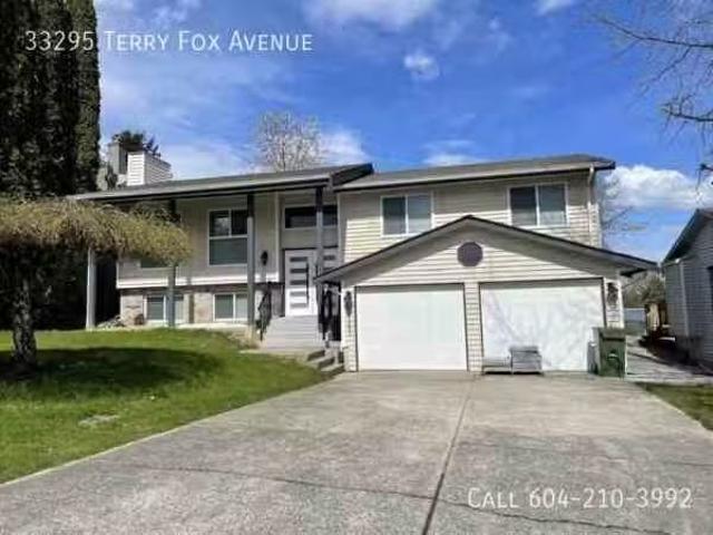 Nice 4 BR Gorgeous Renovated Home with 2 Kitchens! 33295 Terr.