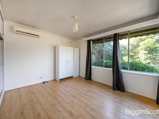 Nice 4 Karla Court, Notting Hill VIC 3168