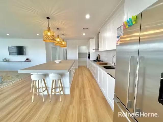 Just in! 4 Percival Place, KELSO House for rent Listed by Ren.