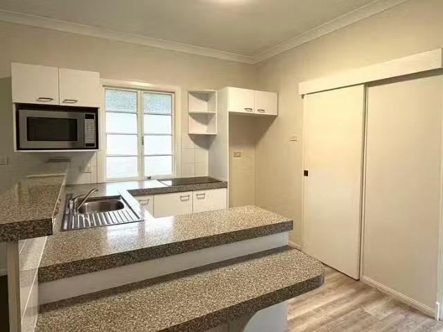 Deal! 54 Curtis Street, Manly, QLD 4179