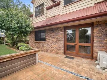 Just in! 55A North Road, LOWER BEECHMONT, QLD 4211 Flat for.