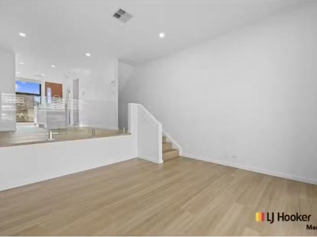 Cozy 5/12 Ellison Harvie Close, Greenway Townhouse for rent L.