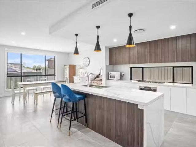 Just in! 5 Ashtead Parade, Stanhope Gardens House for rent Li.