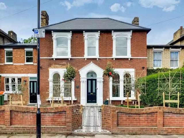 For Rent! 5 BA 7 bedroom house for rent in Windsor Road, Fores.