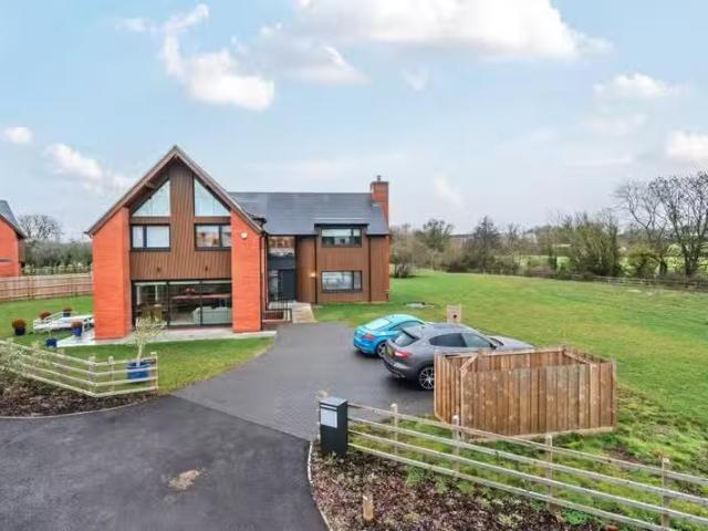 Cheap 5 BA 5 bedroom detached house for rent in The Close, Cli.