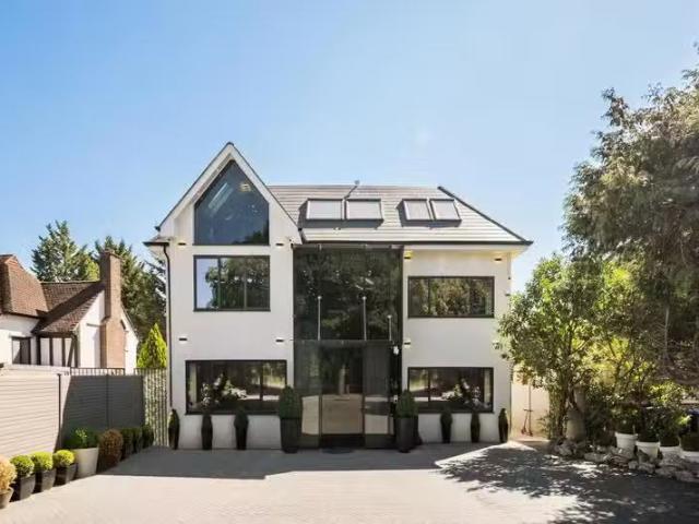 For Rent! 5 BA 5 bedroom detached house for rent in Waggon Roa.