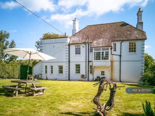 Unique 5 bedroom detached house for rent in Brewham Road, Brut.