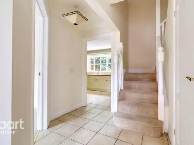 Cozy 5 bedroom detached house for rent in Margery Allingham Pl.