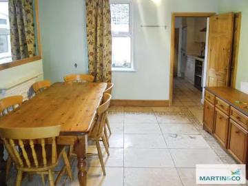 Rental! 5 bedroom end of terrace house for rent in Hillside Te.