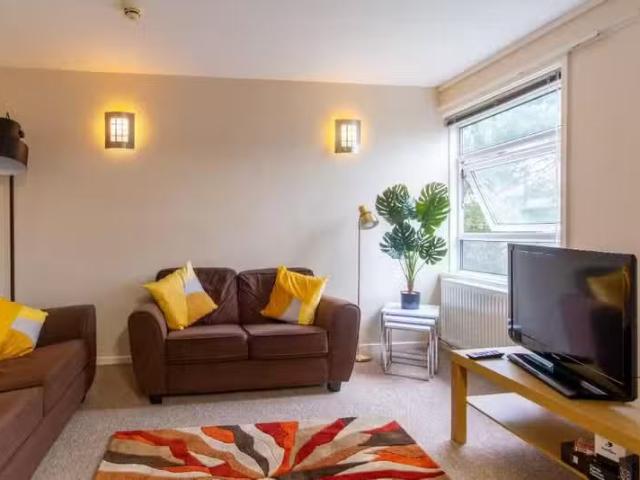 Rental! 5 bedroom private hall for rent in Hamstead Campus, Bi.