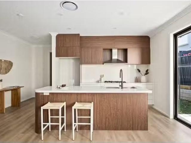 New 5 BR 1/12 Dallas Street, KEIRAVILLE Townhouse for rent Li.