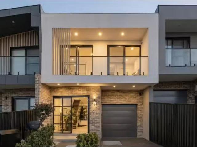 Nice 5 BR 16A Royce Street, GREYSTANES Townhouse for rent Lis.