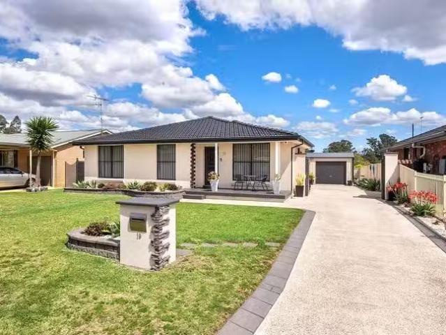 Rental! 5 BR 19 Grange Crescent, Cambridge Gardens, NSW 2747