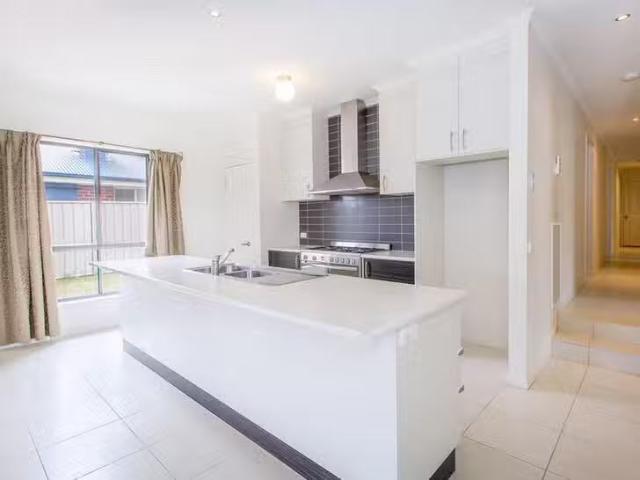 Rental! 5 BR 38 Mactier Avenue, Wodonga, VIC 3690
