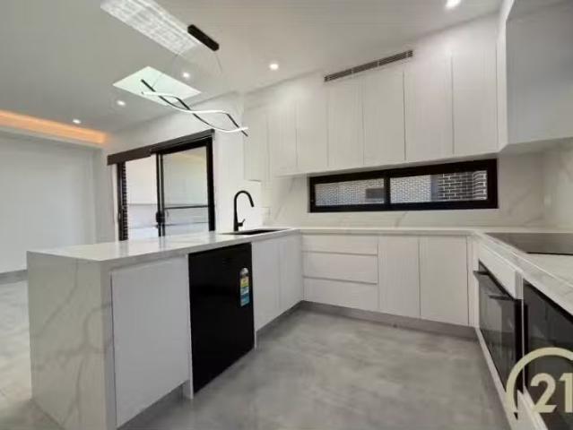 Nice 5 BR 4A Dalkeith Street, Busby Townhouse for rent Listed.