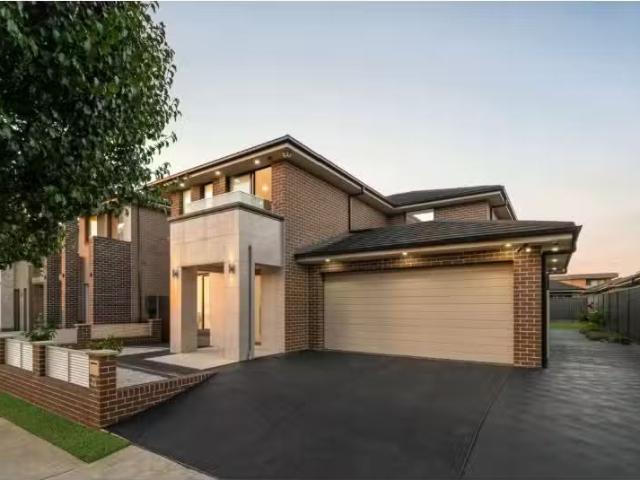 For Rent! 5 BR 72 Longhurst Street, Oran Park House for rent.