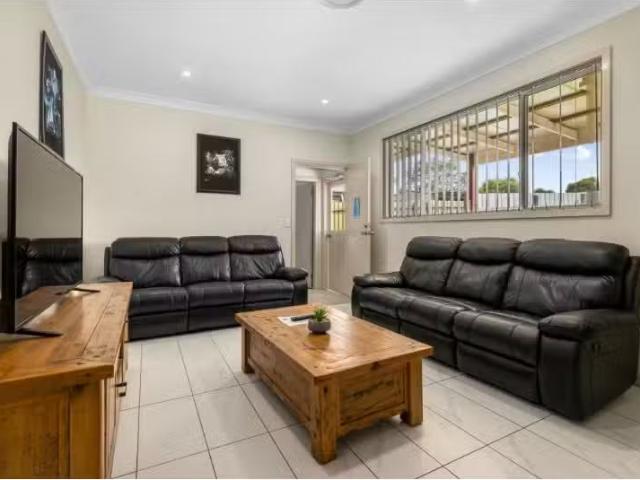 Cheap 5 BR 95a George Street, MARULAN House for rent Listed b.