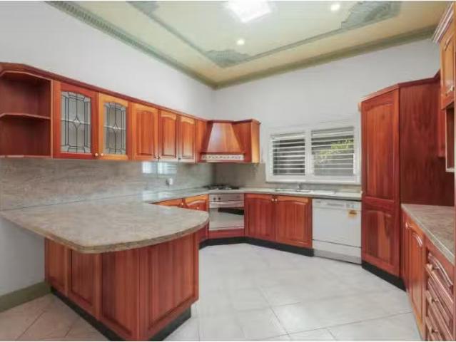 Cozy 5 Morley Avenue, Rosebery House for rent Listed by Nicol.