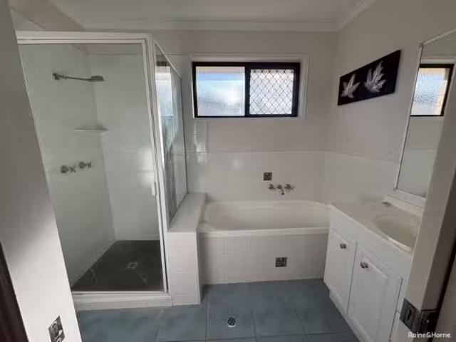 Charming 5 Wodalla Mews, POINT VERNON House for rent Listed b.