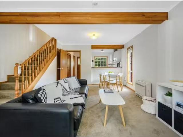 Cozy 6/4 Quayle Street, Sandy Bay Townhouse for rent Listed b.