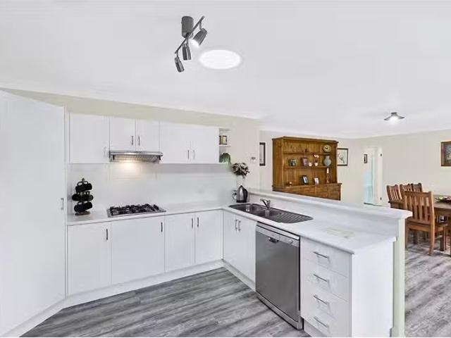 For Rent! 64 Skyhawk Avenue, Hamlyn Terrace House for rent Li.