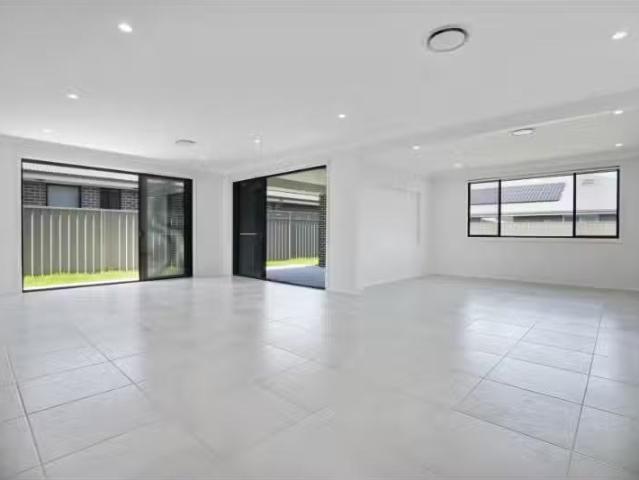 Just in! 68 Caravel Street, Hamlyn Terrace House for rent Lis.